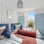 Stylish Sleek Abode - Sleeps 6 شقة