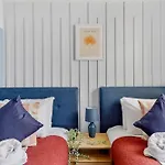 Stylish Sleek Abode - Sleeps 6 Bristol
