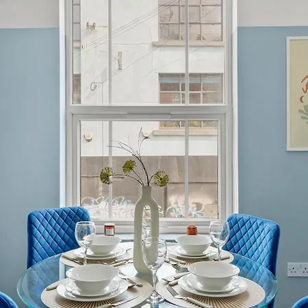 Stylish Sleek Abode - Sleeps 6