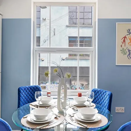 Stylish Sleek Abode - Sleeps 6 Apartmán