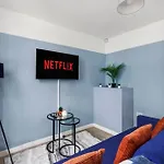 Апартаменты Stylish Sleek Abode - Sleeps 6 *
