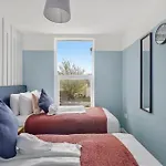 Апартаменты Stylish Sleek Abode - Sleeps 6 Бристоль