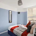 Stylish Sleek Abode - Sleeps 6 *