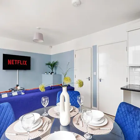 Stylish Sleek Abode - Sleeps 6 * Бристоль